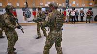 In einer Halle stehen sich beim Nahkampf zwei Soldaten mit Waffen gegenüber..