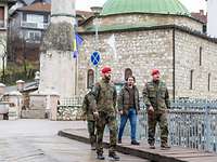 Mehrere Soldaten und ein Zivilist laufen über eine Brücke