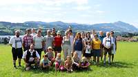 Die Teilnehmer der Familienrüstzeit auf einer Wiese mit Blick ins Allgäu