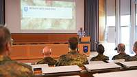 Soldaten sitzen in einem Hörsaal