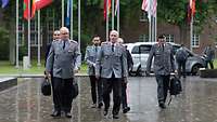 Auf dem Weg zur Ergebnispräsentation: General Eberhard Zorn (links), ranghöchster Soldat der Bundeswehr.