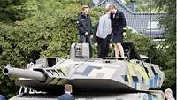 Mit oliv-schwarz-gelber Tarnbemalung: Ein Kampfpanzer bei der Zukunftsmesse.