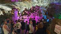 Eine Gruppe von Besucherinnen und Besucher in einer Höhle.