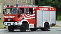 Ein Feuerwehrauto der Feuerwehr Lahnstein fährt mit Signalhorn durch die Kaserne.