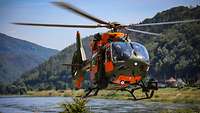 Hubschrauber im Landeanflug in Bad Schandau an der Elbe.