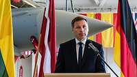 Verteidigungsminister Estlands hält eine Begrüßungsrede