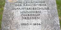 Inschrift: FHJ Lehrgänge der Reichswehr Infanterieschule München Ohrdruf Dresden 1920-1934