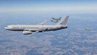 Eurofighter formieren sich an einem Airbus A330