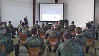 Soldatinnen und Soldaten beim Lebenskundlichen Unterricht