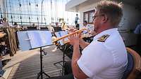 Ein Marinesoldat spielt ein Instrument.