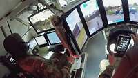 Soldaten sitzen vor Bildschirmen in einem Panzer vom Typ Boxer 