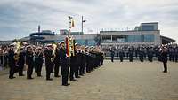 Musiker in Uniform in Formation