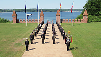 Musiker in Uniform in Formation 