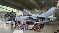 Gruppenbild vor einem Flugzeug im Militärhistorischen Museum Flugplatz Berlin-Gatow