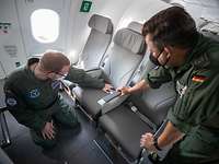 Ein Soldat und ein Techniker der Bundeswehr kontrollieren die Sitze und Gurte in einem Airbus A321LR
