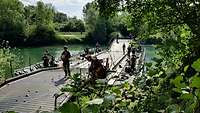 Französische Soldaten bereiten eine sogenannte Faltschwimmbrücke für die Überquerung eines Flusses vor.