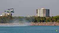 Eine CV-22 Osprey fliegt am Mindil Beach bei einer Flugshow