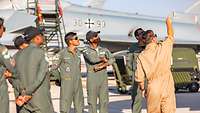 Mehrere indische Soldaten bekommen den technischen Aufbau eines Eurofighters erklärt