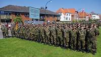Viele Soldaten in Flecktarn-Uniformen stehen nebeneinander