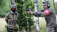 Ein Soldat erklärt den Ablauf einer Schießübung mit einer Pistole