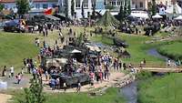 Blick von oben auf den Ausstellungsplatz der Bundeswehr.