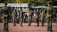 Soldaten stehen an Truppenfahnen beim Gelöbnis der „Ungedienten“ des Landeskommandos Rheinland-Pfalz