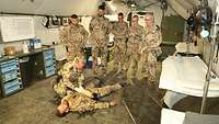 Soldaten beobachten eine Sanitätsausbildung