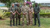 Vier Soldaten und eine Soldatin stehen gruppiert für ein Gruppenbild