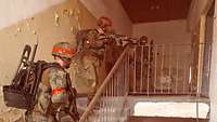 In einem Treppengang stehen sechs Soldaten