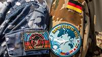 Auf einer australischen Uniform ist das Patch "Pitch Black" zu sehen. Auf einer deutschen Uniform das Patch "Rapid Pacific"