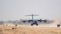 Ein A400M landet in Al Azraq