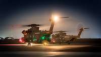 Zwei CH-53 in der Nacht kurz vor dem Start