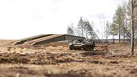Ein Brückenlegepanzer Biber mit ausgefahrener Panzerschnellbrücke auf einem Truppenübungsplatz