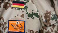 Auf der Uniform eines Soldaten ist das Patch der Übung Kakadu angebracht