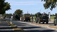 Auf einer Straße fahren Kfz der Bundeswehr in Kolonne. Auf einem EAGLE IV ist der Sensor Trimble MX 9 zu sehen.