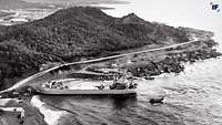Das USS Landungsschiff Terrebonne Parish (LST-1156) in Windmill Beach, Guantanamo Bucht, Kuba, während der Kuba-Krise 1962