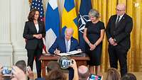 Kamala Harris, Joe Biden, Karin Olofsdotter, Mikko Hautala bei der Unterzeichnung der Beitrittsprotokolle