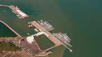 Der Hafen von Darwin. Einige Schiffe stehen am Bootsanleger
