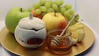 Äpfel, Honig und Weintrauben zu Rosch haSchana.