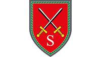 Auf rotem Hintergrund kreuzen sich zwei schwarz-silberne Schwerter, darunter ein S für Schule.