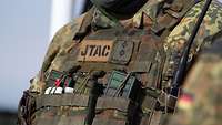 Detailbild des Vorderteils der Schutzweste eines deutschen JTAC.