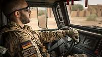 Ein Fahrzeugführer in einem militärischen Fahrzeug