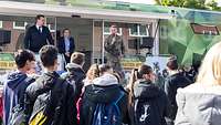 Viele Menschen vor dem Bundeswehrtruck