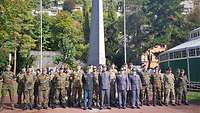 Gruppenbild aller Teilnehmenden des CISOR-Kongresses vor dem Mannerheim Memorial in Montreux
