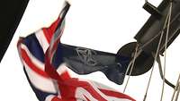 Die Flaggen von Großbritannien und der NATO wehen im Wind.