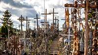Viel Kreuze stehen auf dem Hügel der Kreuze