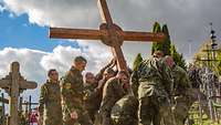Soldaten stellen das Kreuz auf