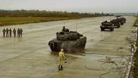 Kampfpanzer stehen in Reihe auf einer alten Landebahn