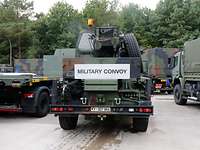 Verschiedene militärische Fahrzeuge parken nebeneinander