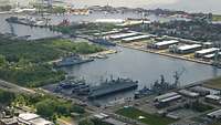Luftbild eines Arsenal- beziehungsweise Werftgeländes mit Schiffen im Hafenbecken
